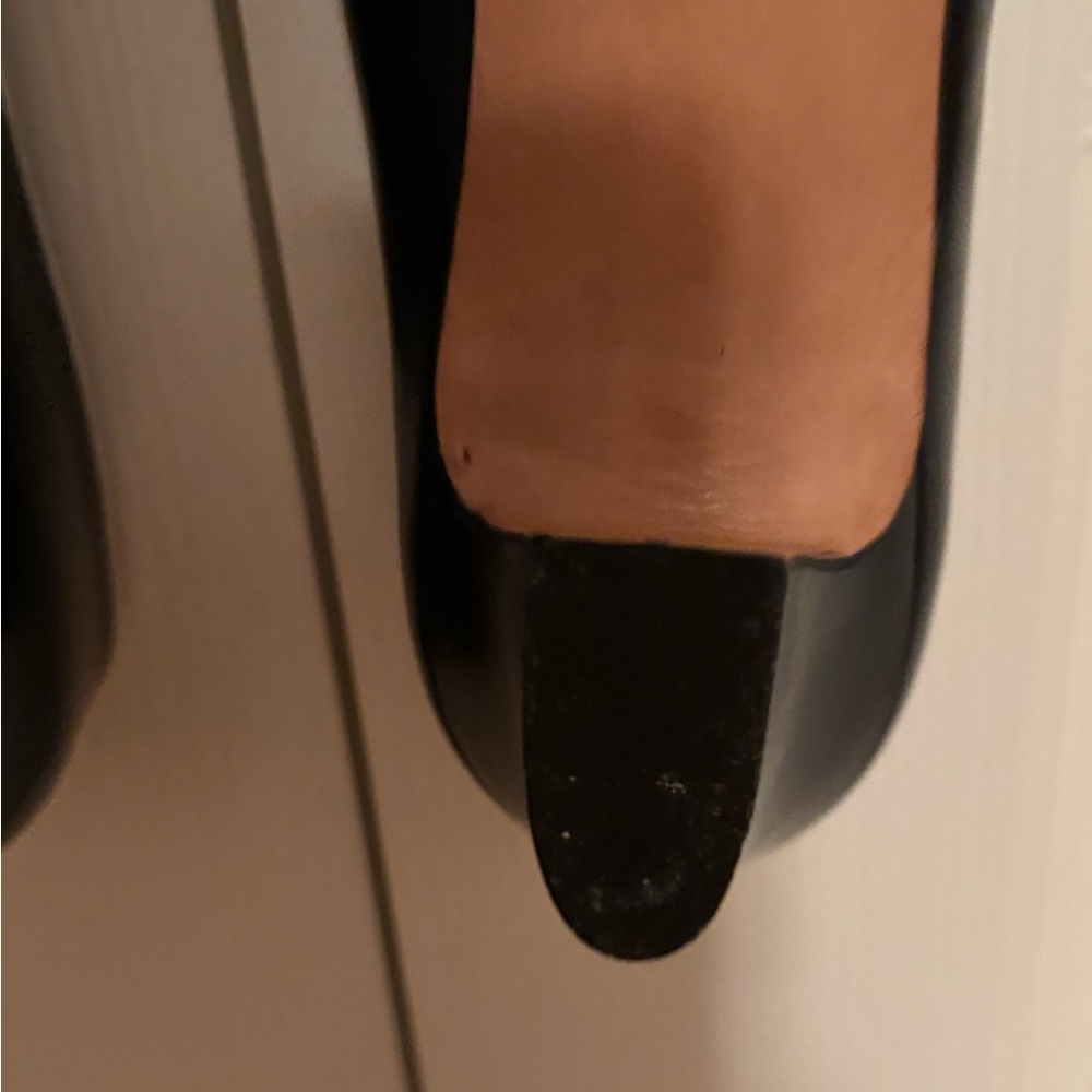 SALVATORE FERRAGAMO VTG BLACK LEATHER PUMPS WITH WHITE TRIM Size 7 - Picture 8 of 8